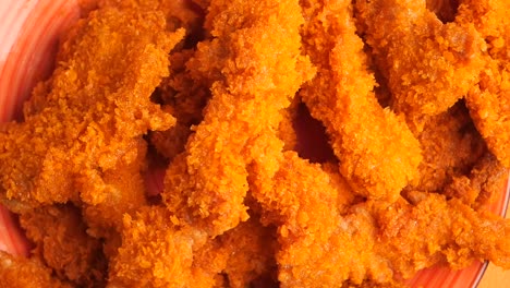 tiras de pollo frito y crujiente