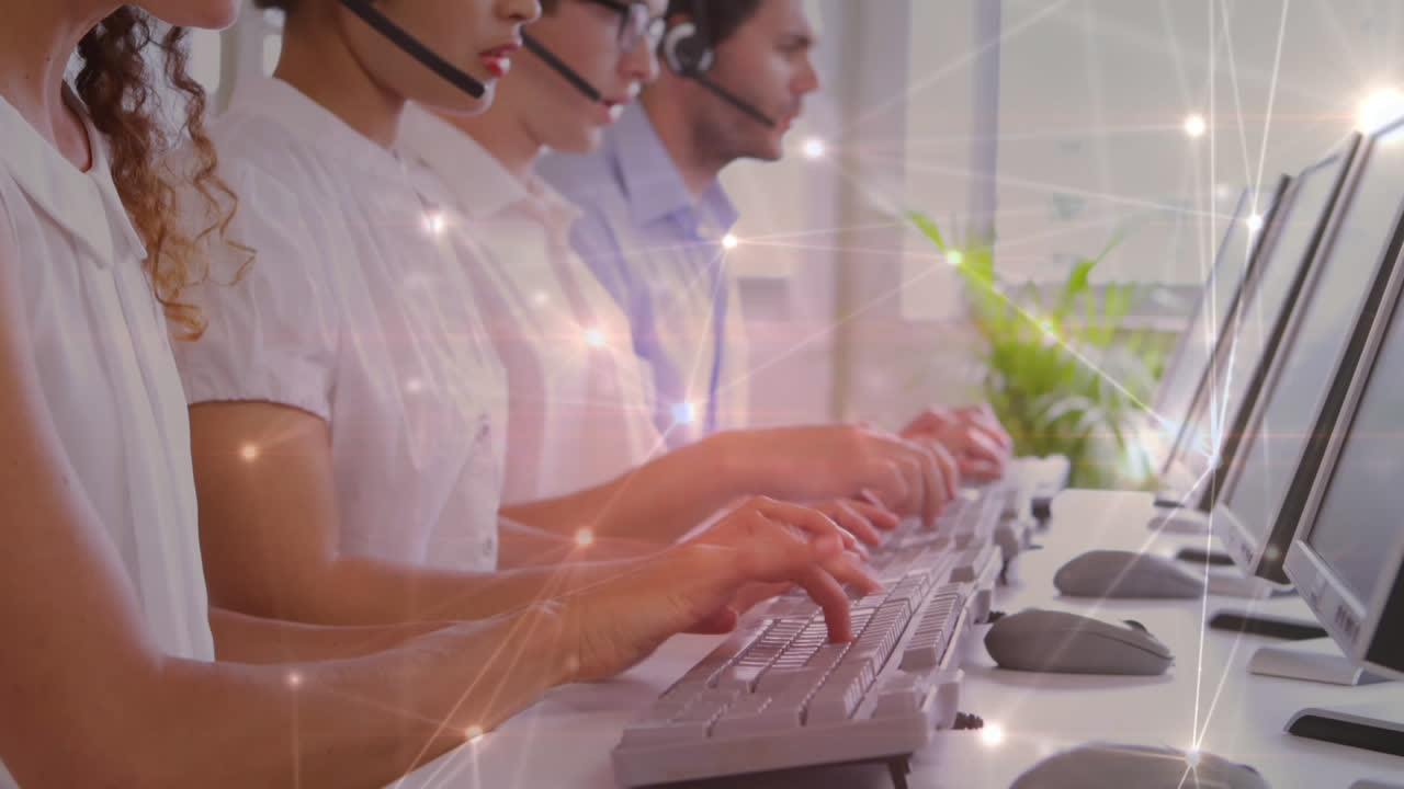 animación de la red de conexiones a través de personas de negocios que usan auriculares telefónicos