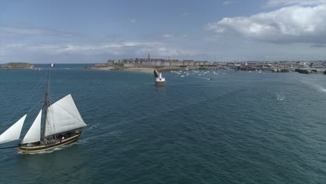 imágenes de drones del barco corsario "le renard" en el puerto de saint-malo, bretaña, francia
