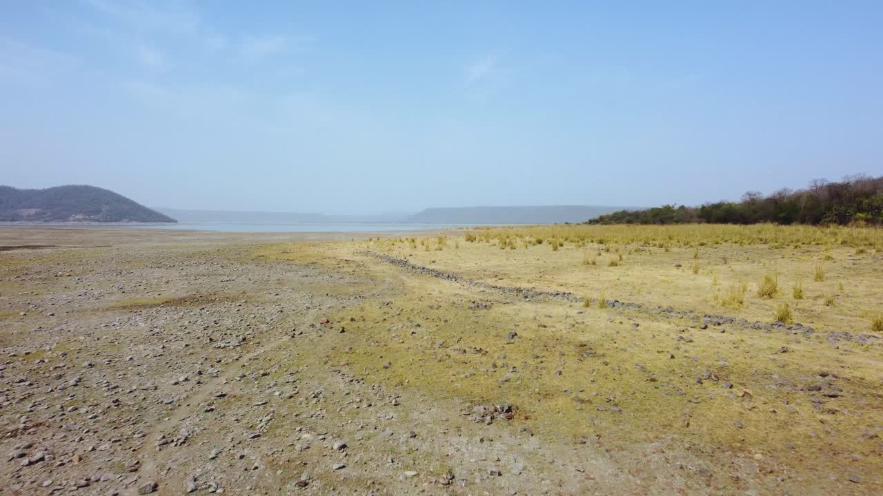 fotografía aérea de un embalse de lago secado a lo largo del bosque en la presa de harsi en gwalior, india