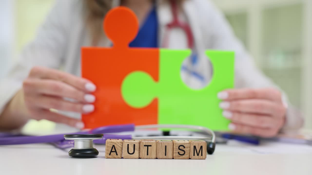 Testo 'autismo' con stetoscopio e una dottoressa che tiene dei puzzle.