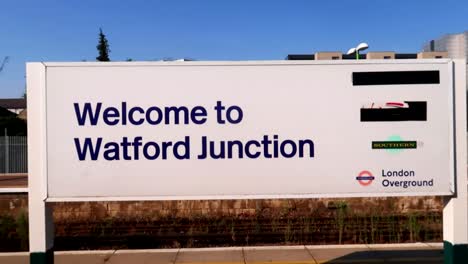 las puertas del tren superficial de londres se abren en el cruce de watford mientras sale una mujer