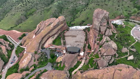 Red-Rocks-Amphitheater-Luftdrohne-In-Denver-Landschaft-Malerisches-Amphitheater-Colorado-Mountains