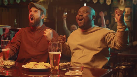 Friends-Watching-Football-In-Pub