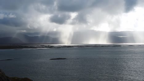 una foto de nubes dramáticas sobre el mar justo antes de una tormenta marítima