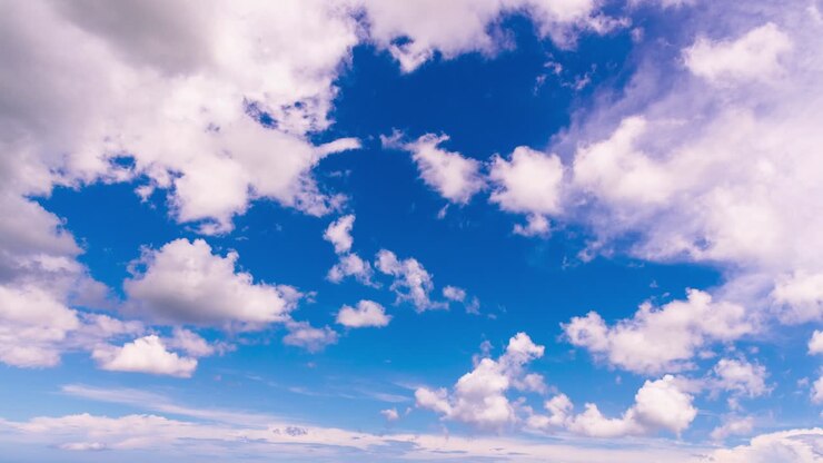 Paisaje timelapse 4k con nubes blancas y cielo azul en temporada soleada para vacaciones de turismo