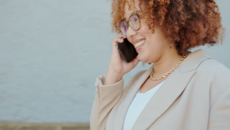 Mujer-De-Negocios-Africana,-Llamada-Telefónica