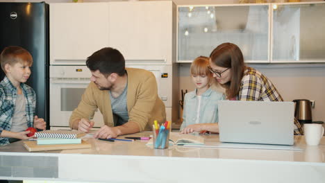 familia trabajando juntos en el hogar