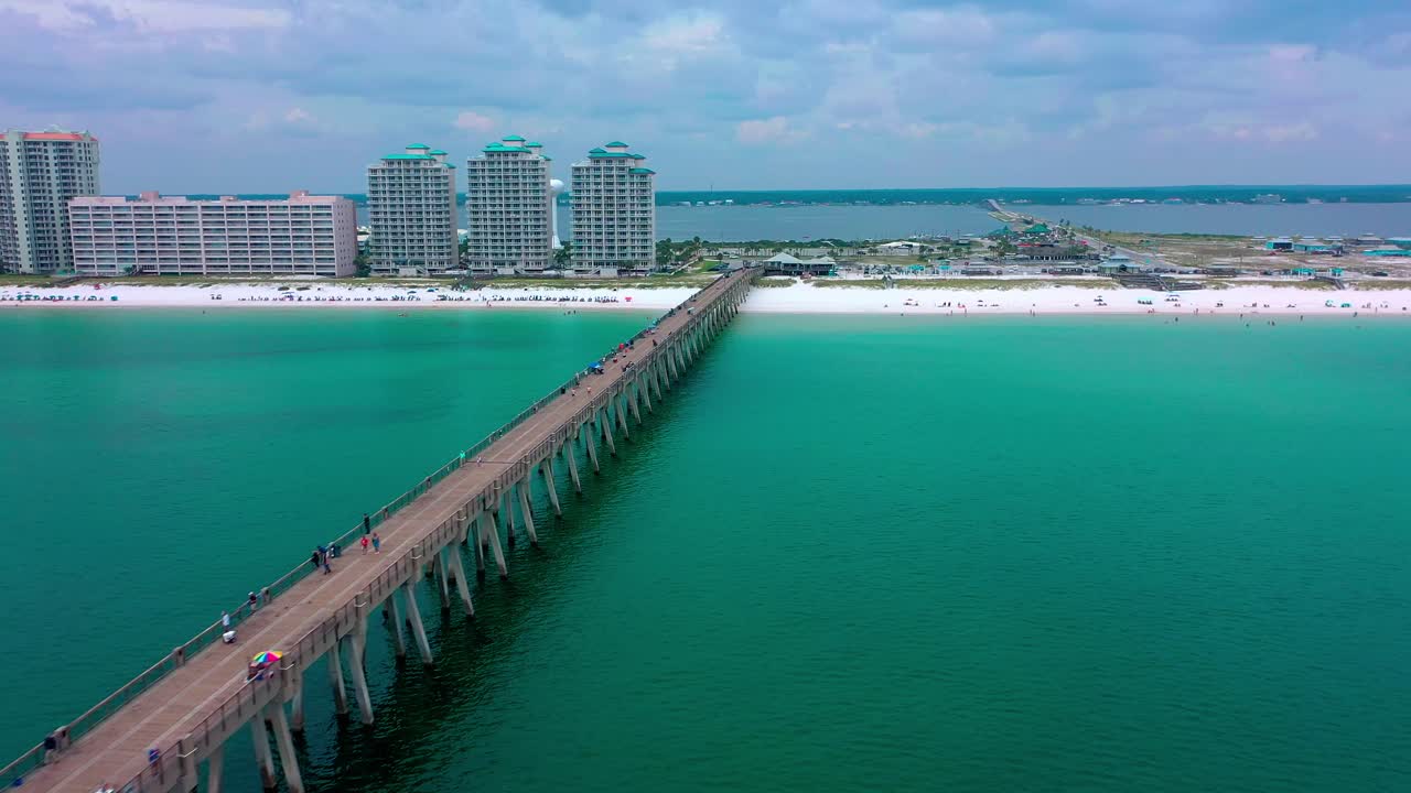vista aérea volando por el muelle de navarre beach fl mirando la hermosa arena blanca, el paseo marítimo y la torre de agua