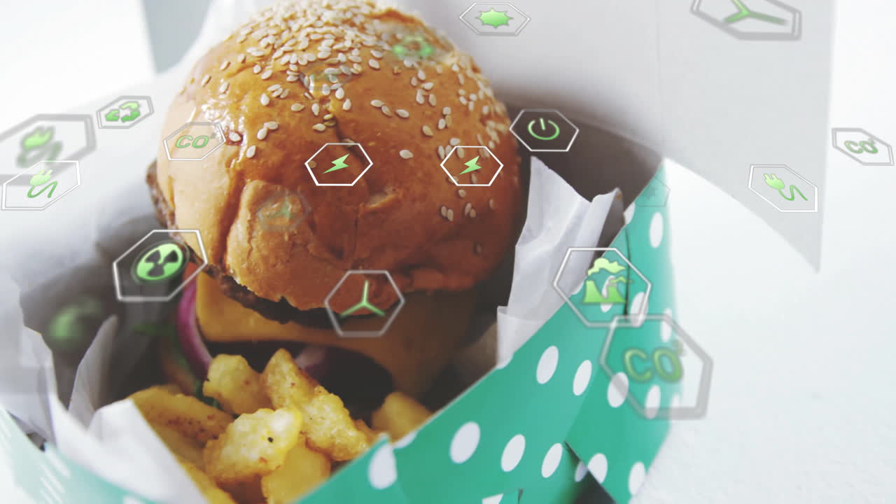 Hamburger e patatine fritte in scatola con animazione di sovrapposizione di icone ecologiche