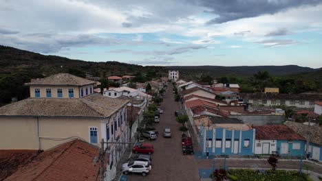 coche corriendo en la ciudad de mucugê, vale do pati, chapada diamantina, bahía, brasil
