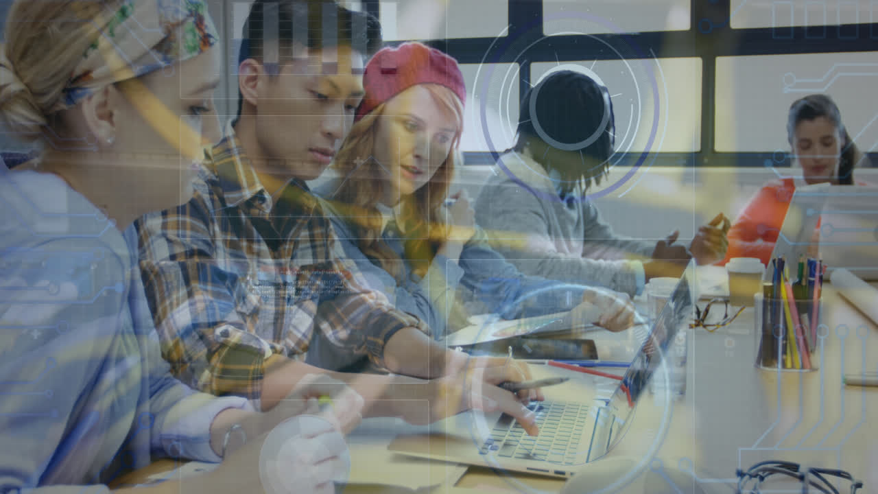 animación del procesamiento de datos en pantalla digital sobre diversos compañeros de trabajo femeninos y masculinos