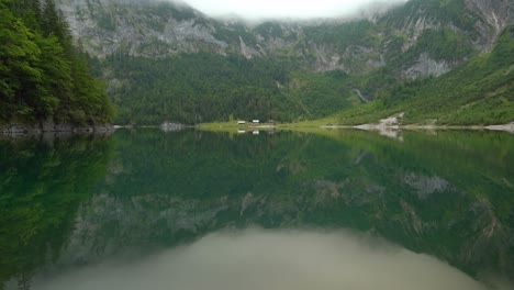 Agua-Ondulada-En-El-Lago-En-La-Región-De-Gosausee