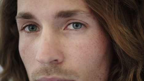cerca de un joven mirando hacia arriba hermosos ojos azules mirando fijamente a la cámara cara pecas