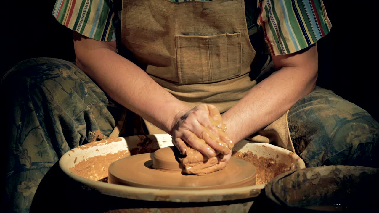 proceso de moldeo de arcilla, de cerca. un trabajador de la cerámica presiona la arcilla mientras la gira en una rueda especial.