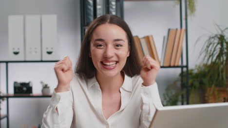 Excited-amazed-young-business-woman-showing-hands-brain-head-explosion-gesture-Wow,-brainstorm-idea