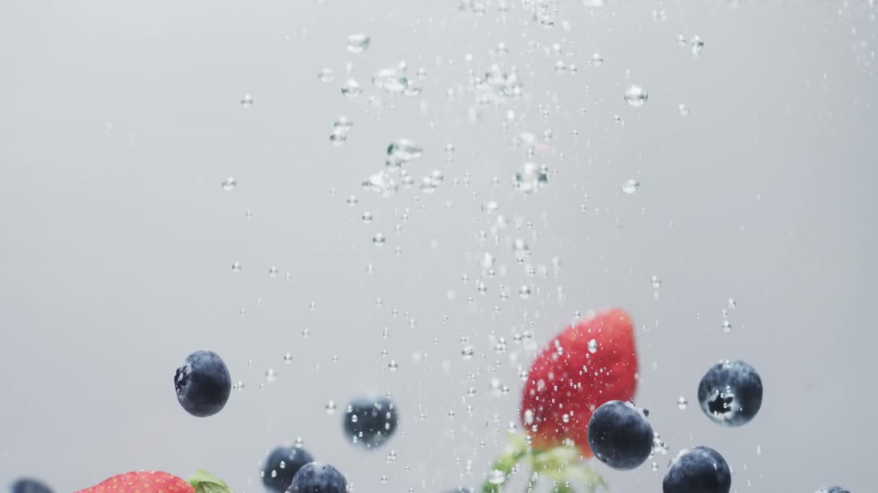 ⁇  배경 에 복사 공간 을 가지고 물 에 떨어지는 베리 의 동영상