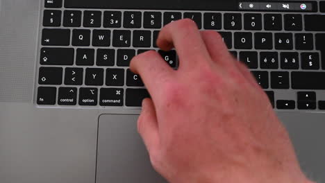 un usuario de una computadora portátil está escribiendo en el teclado para escribir un mensaje en línea, comunicación digital