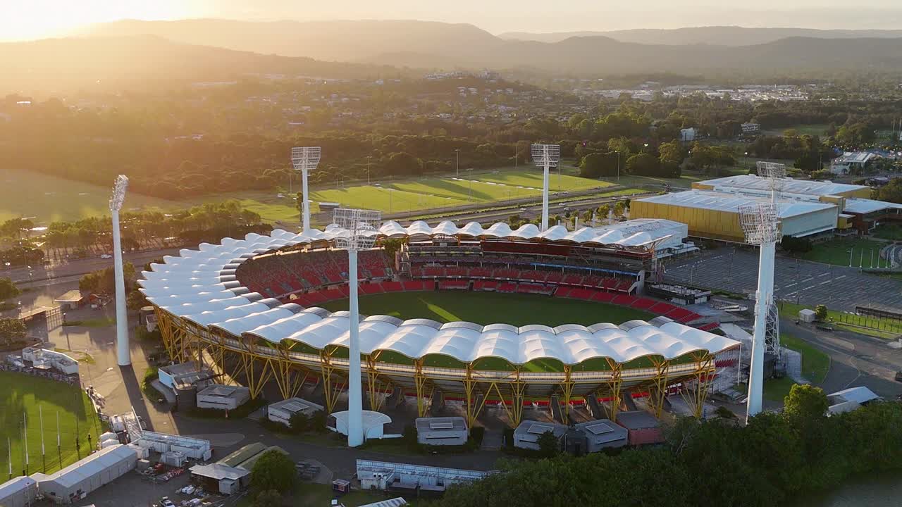 vista aérea de un estadio moderno al atardecer