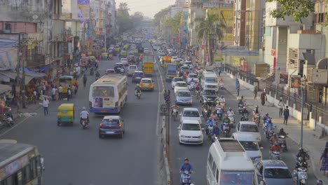 Toma-De-Gran-Angular-Del-Tráfico-En-La-Carretera-Hosur-Cerca-Del-Cruce-De-La-Tabla-De-Seda,-Bengaluru,-India,-Asia-Del-Sur