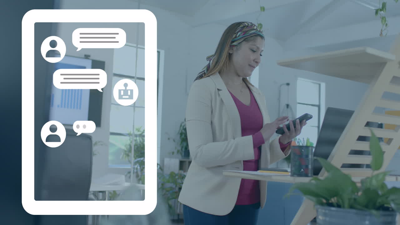 una interfaz de chat web o una tableta sobre una mujer de negocios informal biracial que usa un teléfono inteligente en la oficina