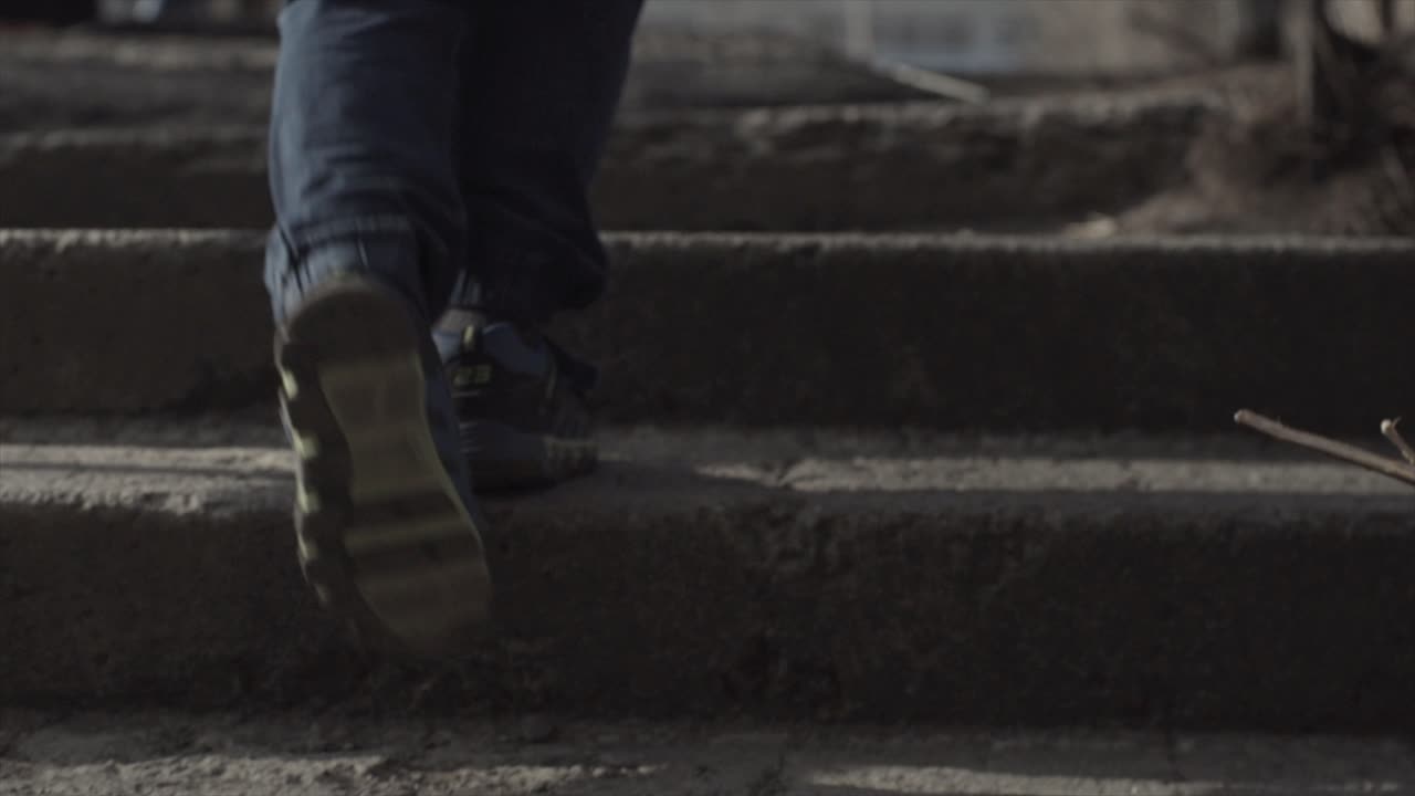 personas caminando por las escaleras y una calle