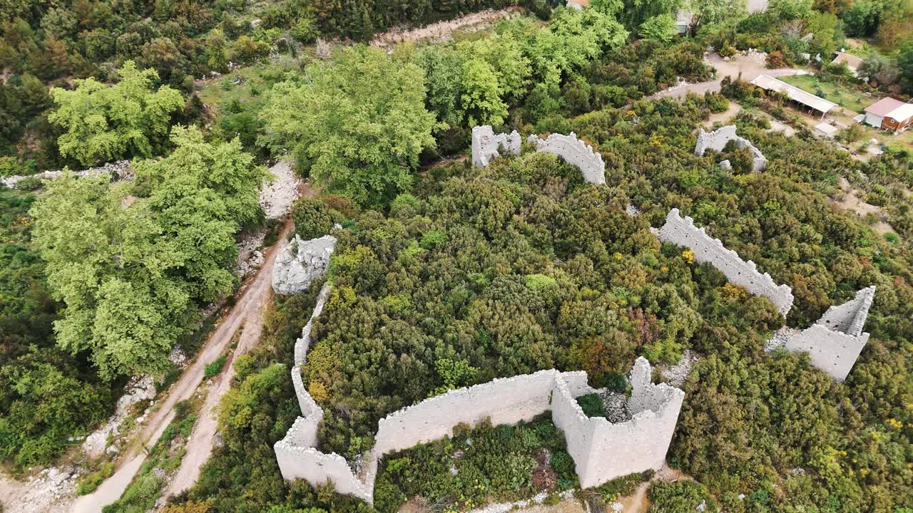 vista aérea de las ruinas del antiguo castillo romano de kadrema ubicado en el pueblo de gedelme y la cresta de la montaña en el fondo
