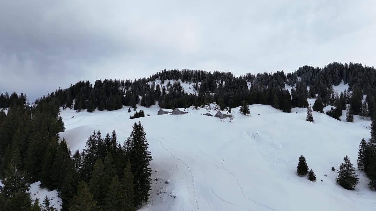 Veduta aerea della natura di Arvenbüel ad Amden, Svizzera, coperta di neve.