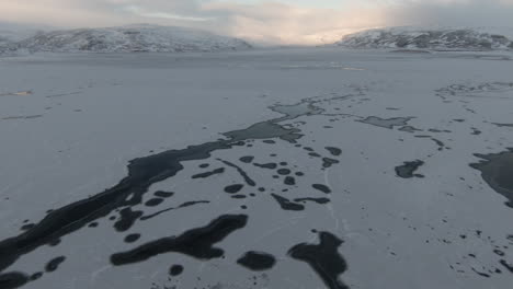 Winter-scenery,-frozen-lake-and-majestic-mountains,-dolly-forward