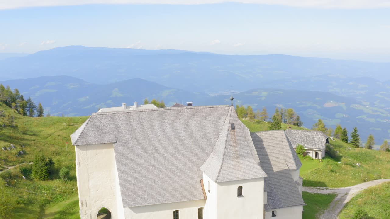 slovenj gradec의 저지대를 드러내는 성 우르술라 교회 위의 공중