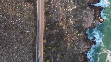 toma de drone de arriba hacia abajo de una carretera al lado de la playa