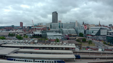 un dron de establecimiento suave disparó un ángulo bajo de la ciudad de sheffield desde la estación de tren