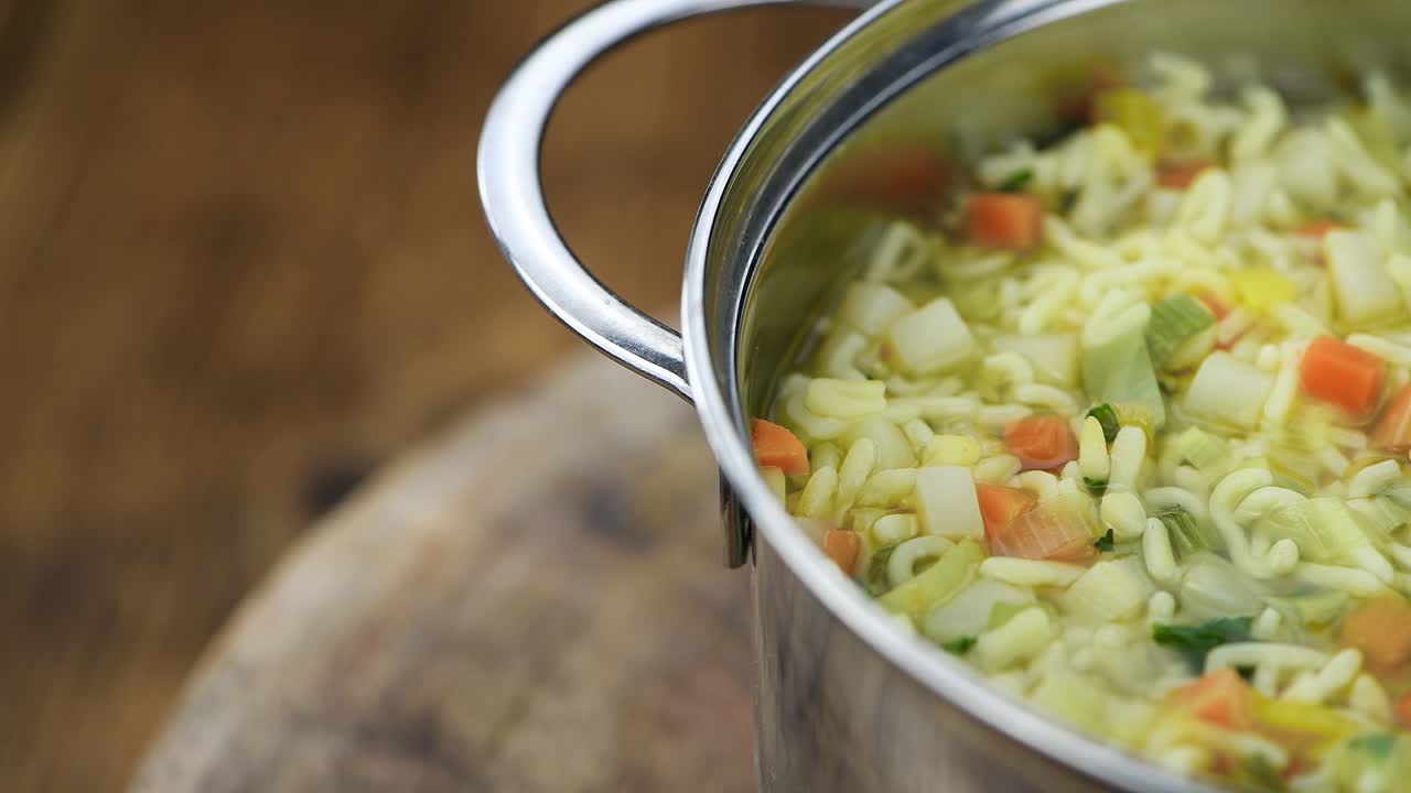 sopa de alfabeto con verduras en un plato giratorio (con bucle sin costuras)