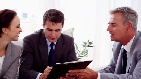 hombre de negocios dando a la gente de negocios un contrato
