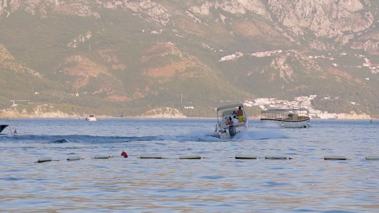 바다에서 항해하는 스피드 보트