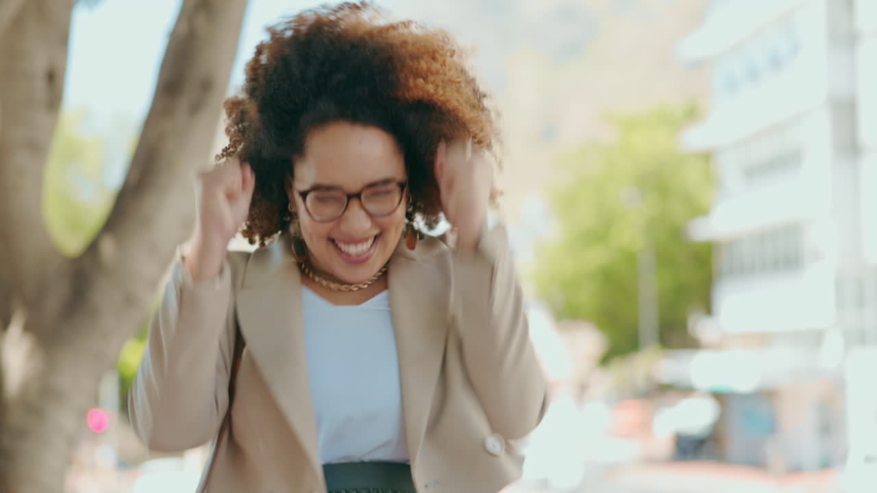 Uau, vencedora e uma mulher de negócios feliz comemorando