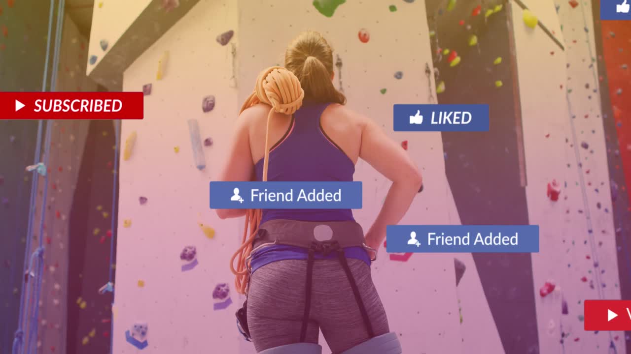 burbujas de habla con iconos digitales contra caucásica mujer en forma con una cuerda a punto de escalar una pared