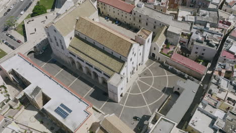 Fast-aerial-tracking-shot-on-the-Basilica-San-Nicola-in-Old-City-Bari,-Italy