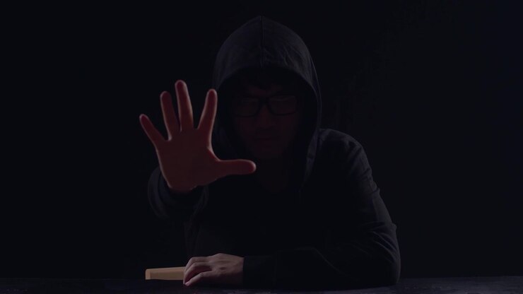 Hacker che mostra il gesto di stop con la mano