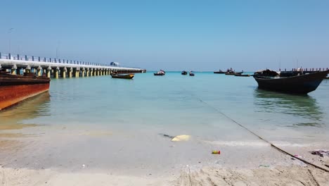 Varios-Barcos-Locales-Y-De-Pesca-Amarrados-Para-La-Marea-Baja-Y-El-Embarcadero-De-La-Isla-En-El-Fondo-Y-El-Mar-De-Andamán-Y-El-Cielo-Azul