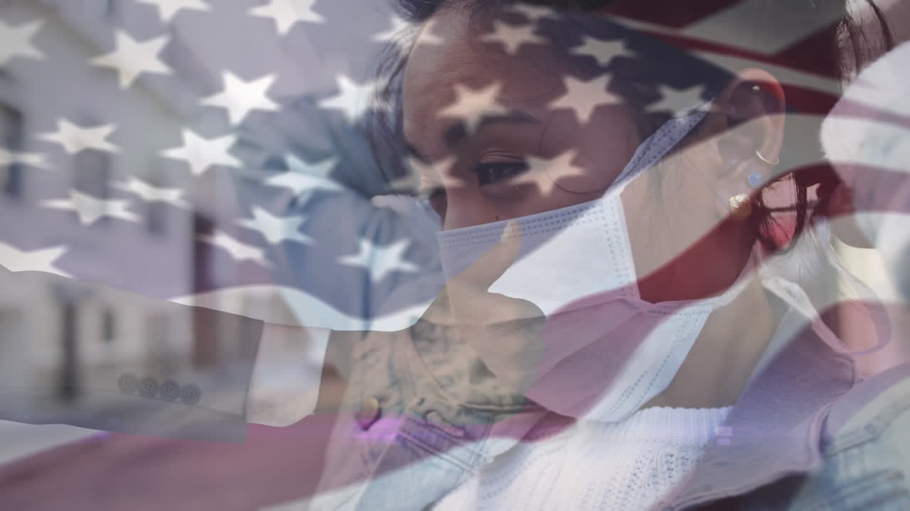 animación de la bandera de los estados unidos ondeando sobre una mujer afroamericana con máscara facial en la calle de la ciudad