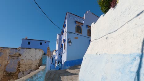 Street-corner-in-Blue-pearl-city-of-Chefchaouen,-Morocco---Tilt-down