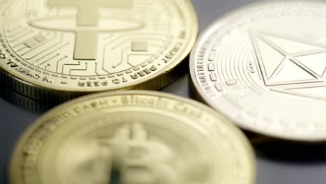 monedas de criptomonedas doradas en superficie oscura