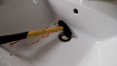 Ein-Summen,-Bedeckt-Mit-Frischem-Blut,-Das-In-Das-Waschbecken-Im-Badezimmer-Tropfte