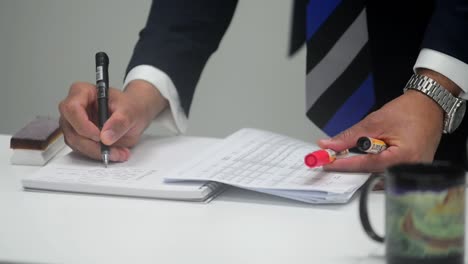 Primer-Plano-De-La-Mano-Escribiendo-Notas-En-La-Oficina