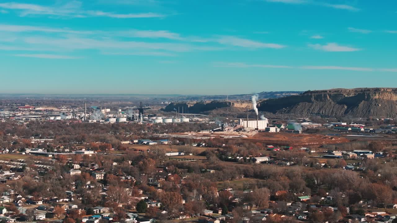 vista aérea de aviones no tripulados de las plantas de petróleo en billings montana con montañas