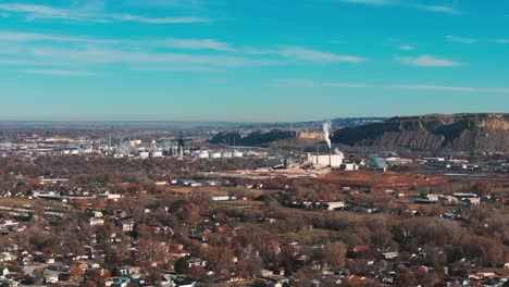 vista aérea de aviones no tripulados de las plantas de petróleo en billings montana con montañas