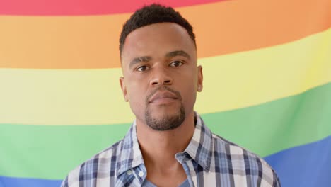 Porträt-Eines-Glücklichen-Afroamerikanischen-Mannes-Mit-LGBT-Regenbogenfahne,-Zeitlupe