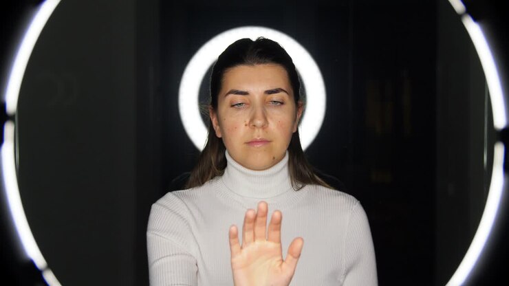 donna che tocca qualcosa sopra l'illuminazione