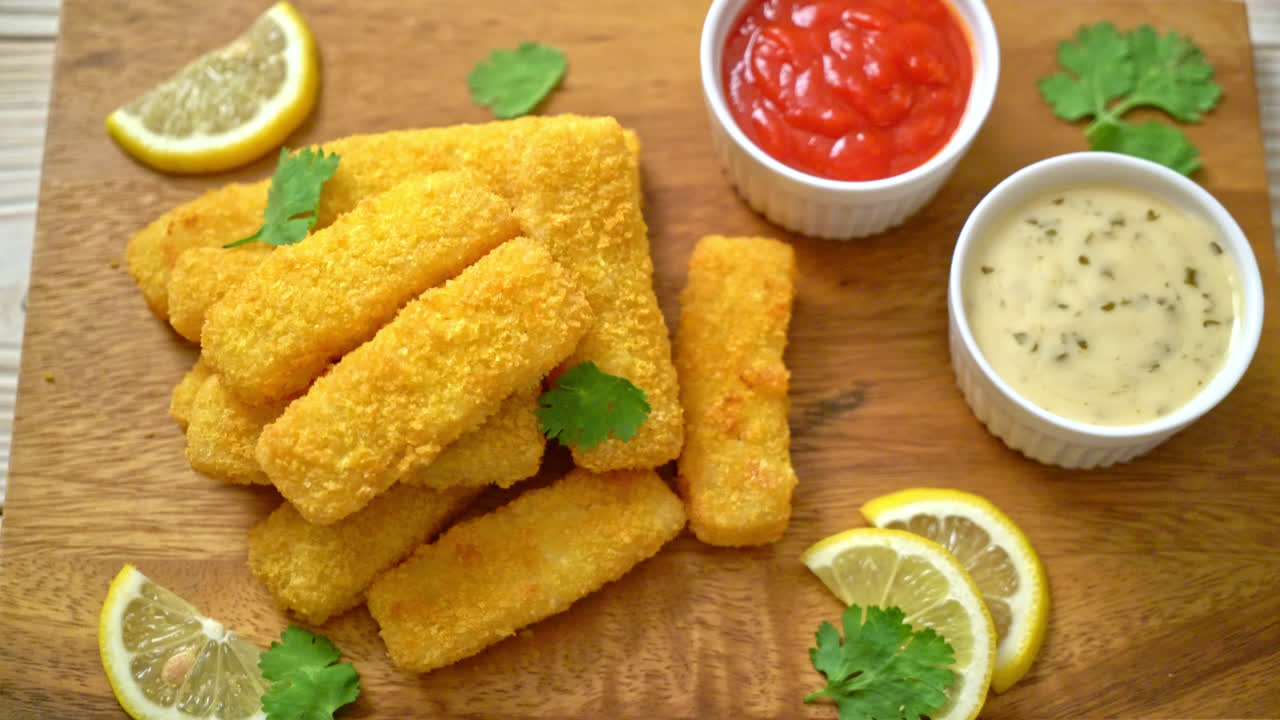 palito de pescado frito o papas fritas pescado con salsa